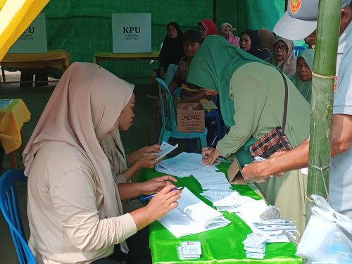 Petugas saat melakukan mengecekan kepada calon pemilih yang akan menggunakan hak pilihnya di salah satu TPS di Kota Bima. (Iba/Ist)