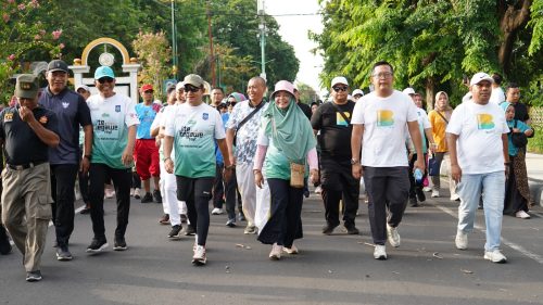 Penjabat (Pj) Gubernur NTB Hassanudin melepas sekaligus mengikuti event Merumatta Half Marathon 2024, di Kawasan Pantai Senggigi, Kabupaten Lombok Barat, pada Minggu 8 Desember 2024. (Man)