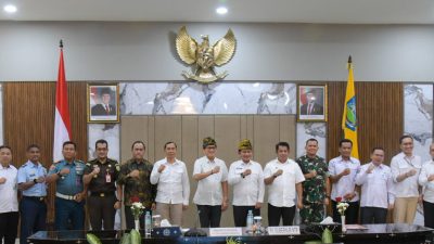 Menteri Perlindungan Pekerja Migran Indonesia (P2MI)/Kepala BP2MI, Abdul Kadir Karding yang dipimpin langsung oleh Penjabat (Pj) Gubernur NTB Hassanudin usai menggelar rakor bersama stakeholder terkait bertempat di Pendopo Gubernur NTB, Rabu 11 Desember 2024. (Man)