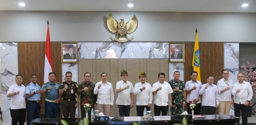 Menteri Perlindungan Pekerja Migran Indonesia (P2MI)/Kepala BP2MI, Abdul Kadir Karding yang dipimpin langsung oleh Penjabat (Pj) Gubernur NTB Hassanudin usai menggelar rakor bersama stakeholder terkait bertempat di Pendopo Gubernur NTB, Rabu 11 Desember 2024. (Man)