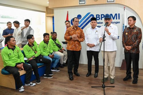 Pj Gubernur NTB, Hassanudin dampingi Menteri Pelindungan Pekerja Migran Indonesia (PPMI), Abdul Kadir Karding melaunching Fasilitas Lounge atau Ruang Tunggu khusus PPMI yang berada di Bandara Internasional Zainuddin Abdul Madjid (Bizam) di Kabupaten Lombok Tengah, Kamis 12 Desember 2024. (Man)