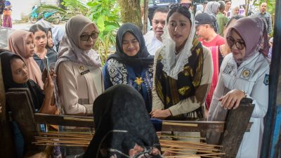 Wakil Menteri Perdagangan (Wamendag) Republik Indonesia Dyah Roro Esti Widya didampingi Kepala Dinas Perdagangan NTB Baiq Nelly Yuniarti mengunjungi kerajinan tenun di Desa Sukarara Lombok Tengah, Jumat 13 Desember 2024. (Man)