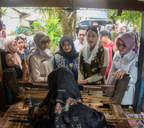 Wakil Menteri Perdagangan (Wamendag) Republik Indonesia Dyah Roro Esti Widya didampingi Kepala Dinas Perdagangan NTB Baiq Nelly Yuniarti mengunjungi kerajinan tenun di Desa Sukarara Lombok Tengah, Jumat 13 Desember 2024. (Man)