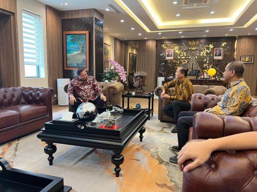 Gubernur NTB terpilih Lalu Muhamad Iqbal bertemu Menteri Koordinator Bidang Perekonomian Airlangga Hartarto membahas beragam isu untuk kemajuan Provinsi NTB. (Iba)