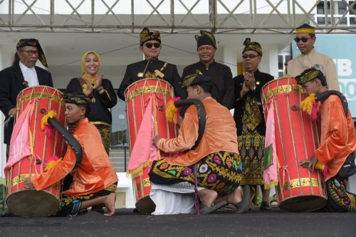 PJ Gubernur NTB Hassanudin didampingi Kepala Dikbud NTB, Budayawan, tokoh akademis menghadiri pegelaran budaya dan ekspor pendidikan di Halaman Islamic Center Mataram, Sabtu 14 Desember 2024.