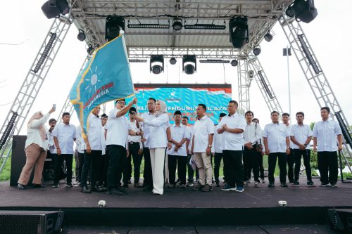 Ketua Umum Matahari Pagi Indonesia Nusa Tenggara Barat Mirah Midadan Fahmid menerima bendera pusaka dari PB MPI. (Iba)