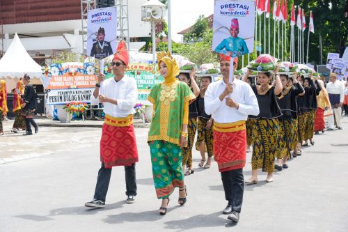 Parade 1000 dulang dan pawai prestasi oleh ribuan pegawai Dinas Kominfotik NTB di lapangan Bumi Gora kantor gubernur NTB, Selasa 17 Desember 2024. (Man)