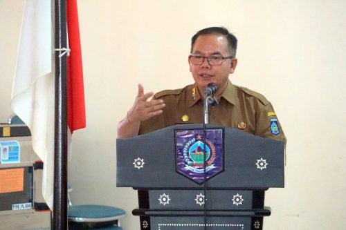 Kepala Disnakertrans Provinsi NTB I Gede Putu Aryadi saat mengukuhkan Tim Koordinasi Daerah Revitalisasi Pelatihan Vokasi (TKDV) serta menyusun tugas dan fungsi tim di Aula Rapat Disnakertrans NTB, Senin 16 Desember 2024. (Iba/Ist)