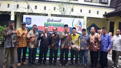 Kepala Dinas Tenaga Kerja dan Transmigrasi Provinsi NTB I Gede Putu Aryadi bersama jajaran saat memperingati hari Bhakti transmigrasi. (Iba)