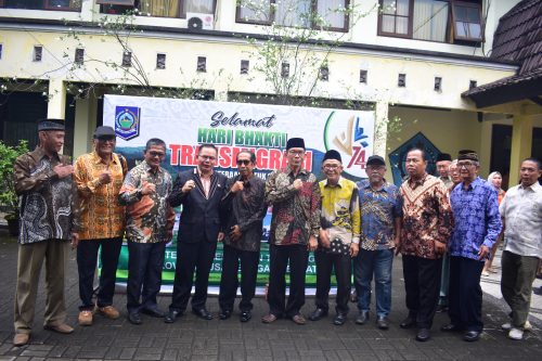 Kepala Dinas Tenaga Kerja dan Transmigrasi Provinsi NTB I Gede Putu Aryadi bersama jajaran saat memperingati hari Bhakti transmigrasi. (Iba)