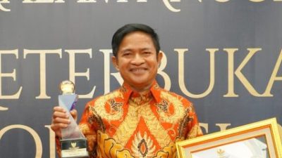PJ Gubernur NTB Hassanudin menerima penghargaan anugerah keterbukaan informasi publik (KIP) peringkat pertama nasional di Jakarta, Selasa 17 Desember 2024. (Man)