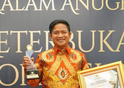 PJ Gubernur NTB Hassanudin menerima penghargaan anugerah keterbukaan informasi publik (KIP) peringkat pertama nasional di Jakarta, Selasa 17 Desember 2024. (Man)