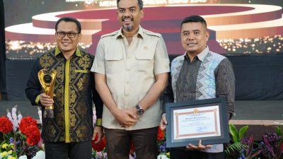 Mewakili PJ Gubernur NTB, Karo Perekonomian Setda NTB Wirajaya kusuma menerima penghargaan Jamkrida di Jakarta, Selasa 17 Desember 2024. (Man)