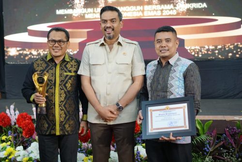 Mewakili PJ Gubernur NTB, Karo Perekonomian Setda NTB Wirajaya kusuma menerima penghargaan Jamkrida di Jakarta, Selasa 17 Desember 2024. (Man)