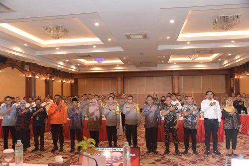 Mewakili PJ Gubernur NTB, Asisten 2 Setda NTB Fathul Ghani bersama Kapolda NTB Irjen Pol Hadi Gunawan, Danrem WB/162, Forkompinda NTB serta Kapolres se-NTB di hotel Lombok Raya Mataram, Kami 19 Desember 2024. (Man)