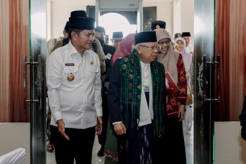 PJ Gubernur NTB Hasanuddin dampingi Wapres RI ke-13, Ma'aruf Amin berkunjung ke Ponpes Qomarul Huda di bawah asuhan TGH. L. M. Turmudzi di kabupaten Lombok Tengah, Senin 23 Desember 2024. (Man)