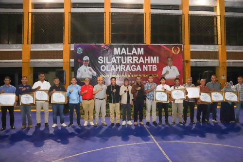 PJ Gubernur NTB Hasanuddin bersama pengurus KONI kabupaten kota se-NTB di gelanggang pemuda Kota Mataram, Minggu 22 Desember 2024. (Man)