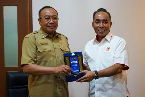 Sekda NTB Lalu Gita Ariadi bersama Ketua KONI NTB Mori Hanafi di ruang sekda, Selasa 24 Desember 2024. (Man)