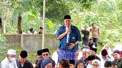 Sekda NTB Lalu Gita Ariadi menghadiri pemakaman sekda NTB, 2010-2016, Muhammad Nur di pemakaman Rade Mbojo Lombok Barat, Rabu 25 Desember 2024. (Man)