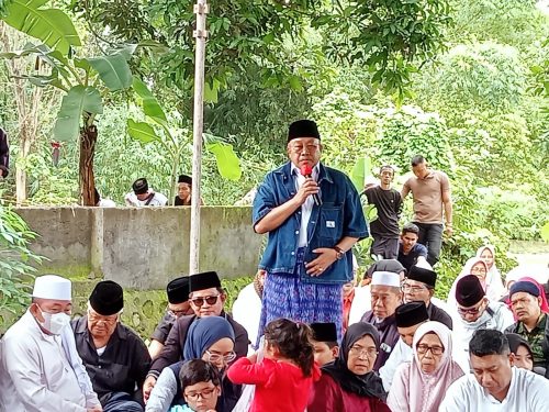 Sekda NTB Lalu Gita Ariadi menghadiri pemakaman sekda NTB, 2010-2016, Muhammad Nur di pemakaman Rade Mbojo Lombok Barat, Rabu 25 Desember 2024. (Man)