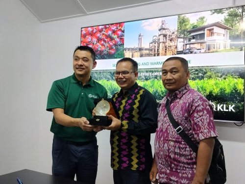 Senior Manager Ladang Tuan Mee SG Buloh Selangor, Kuala Lumpur Kepong Berhard, Chin Yink Loon saat menerima Kepala Dinas Tenaga Kerja dan Transmigrasi NTB I Putu Gede Aryadi didampingi Kabid Ikhwan, Senin 9 Desember 2024. (Iba)