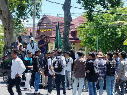 Puluhan massa aksi dari HMI Cabang Mataram dengan HMI BADKO Bali Nusra di depan Mapolda NTB, Senin 30 Desember 2024. (Iba)