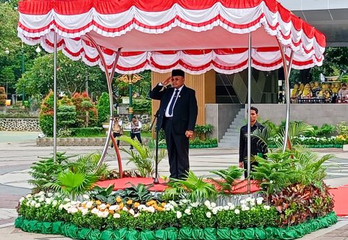 Sekda NTB Lalu Gita Ariadi jadi inspektur upacara Hari Amal Bhakti Kemenag RI Tahun 2025 di lapangan Sangkareang, Jumat 03 Januari 2025. (Man)