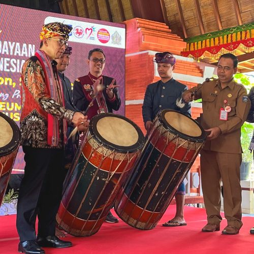Menteri Kebudayaan RI, Fadli Zon didampingi Kepala Dinas Dikbud NTB Aidy Furqon meresmikan Program 'Kotaku Museumku, Kampungku Museumku' di Museum NTB pada Selasa 7 Januari 2025. (Man)
