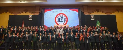 Sekda NTB Gita Ariadi bersama pengurus IDI NTB dalam acara pelantikan pengurus IDI NTB, Mataram Rabu 15 Januari 2025. (Man)