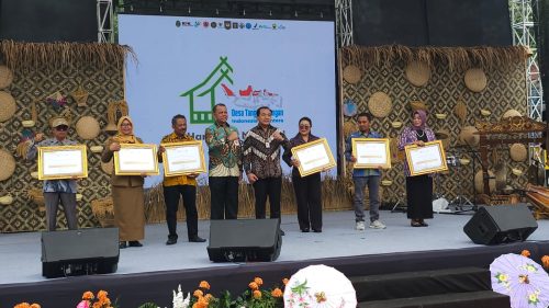 Perwakilan desa Kembang Kuning menerima penghargaan desa cantik secara nasional di bandung, Kamis 16 Januari 2025.(Man)