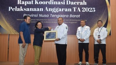 Sekda NTB Lalu Gita Ariadi menerima penghargaan dari Kanwil DJPb Provinsi NTB di Mataram, Rabu 22 Januari 2025. (Man)