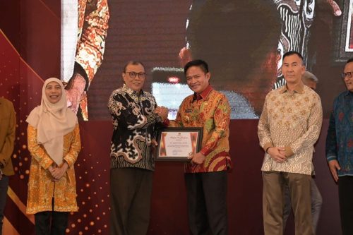 Pj Gubernur NTB Hassanudin menerima penghargaan dari KPU NTB di Mataram, Kamis 23 Januari 2025. (Man)