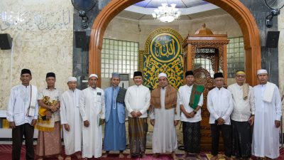 Pj Gubernur NTB Hassanudin bersama pengurus masjid di Sumbawa, Jumat 24 Januari 2025. (Man)