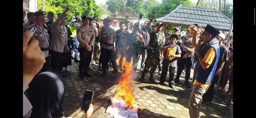 Sejumlah massa aksi menggelar aksi protes terhadap panitia pelaksana Pilkades di desa Berinding Lombok Tengah, Minggu 26 Januari 2025. (Man)