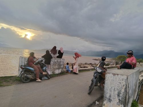 Masyarakat Kecamatan Langgudu sedang mencari jaringan internet di lereng jembatan karena blank spot di sekitar wilayah tersebut. (Man)