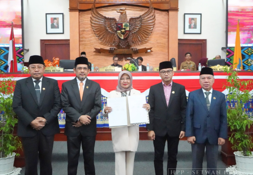 Ketua DPRD NTB Baiq Isvie Rupaeda bersama Sekda Lalu Gita Ariadi bersama Wakil Ketua Yeg Agil, Lalu Wirajaya dan Muzihir saat paripurna DPRD NTB, Selasa 14 Januari 2025. (Iba/Ist)