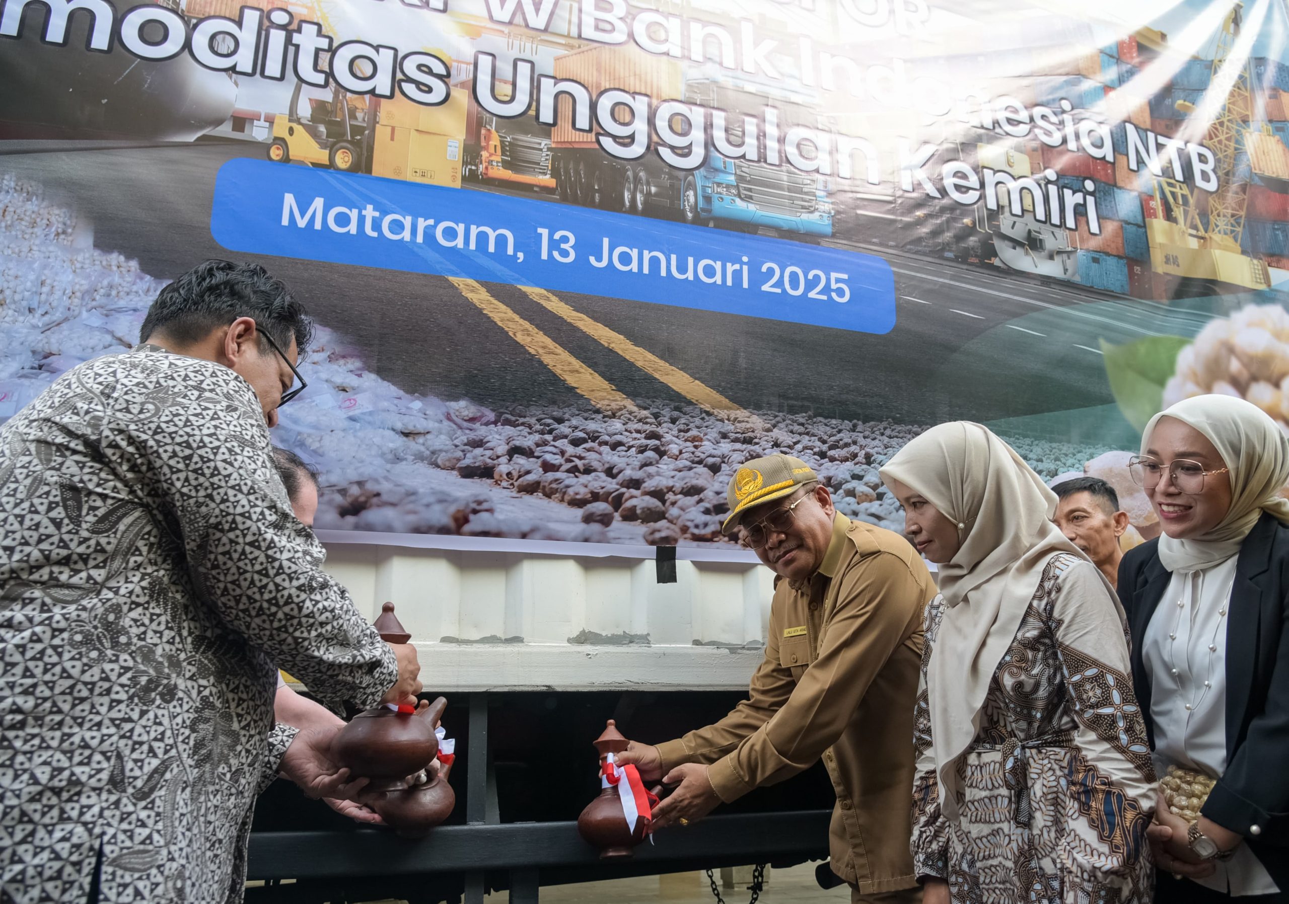 Sekda NTB Lalu Gita Ariadi saat melepas ekspor kemiri tujuan Jeddah Arab Saudi. (Iba/Ist)