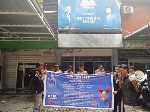 Sejumlah massa aksi melakukan aksi demonstrasi di depan kantor DPD Partai Demokrat NTB, Rabu 22 Januari 2025. (Iba)