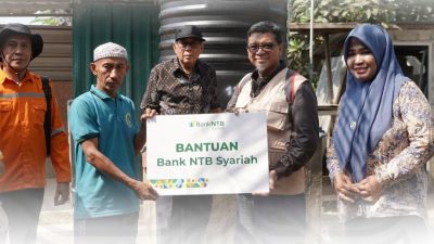 Direktur bank NTB Syariah Kukuh Rahardjo saat menyalurkan bantuan kepada masyarakat. (Iba/Ist)
