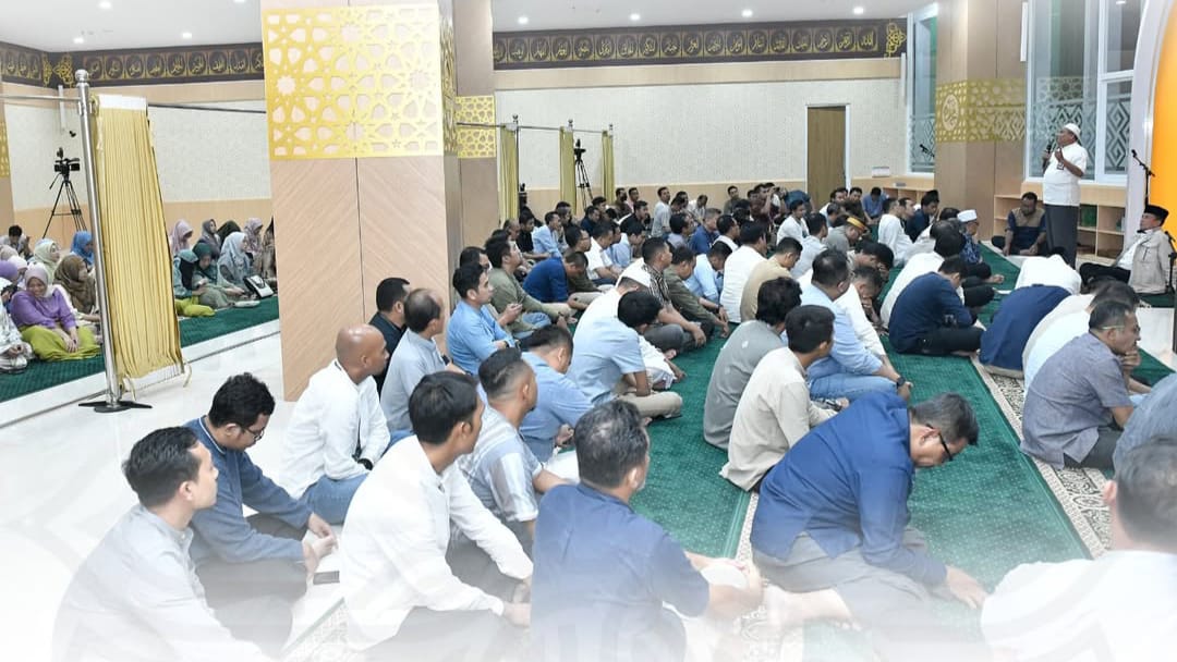 Karyawan/karyawati Bank NTB Syariah menggelar dzikir bersama menutup akhir tahun. (Iba/Ist)