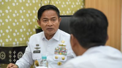 Pj GUbernur NTB Hassanudin saat mengikuti rapat bersama Mendagri, MenpanRB dan Kepala Badan Kepegawaian Negara terkait penerimaan aparat sipil negara, Rabu (08/01/2025). (Iba)
