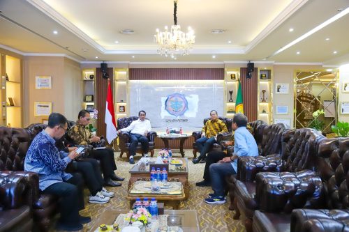 Gubernur NTB terpilih Lalu Muhammad Iqbal didampingi relawan Khairuddin Juraid bersama Menteri Pertanian Amran Sulaiman di ruang kerja Mentan RI membahas sejumlah isu khusus pertanian di NTB, Jumat 10 Januari 20o25. (Iba/Ist)