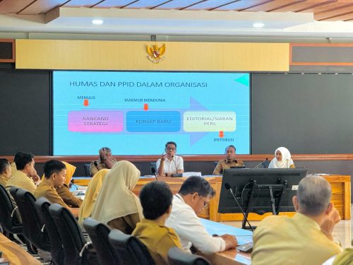 Praktisi Kebijakan Publik Adhar Hakim saat memberikan motivasi kepada seluruh PPID Pemprov NTB. (Iba)