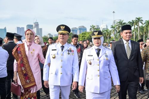 Gubernur dan Wakil Gubernur NTB Lalu Muhammad Iqbal didampingi istri dan Indah Dhamayanti Putri didampingi anak sulung sesaat sebelum dilantik di Istana Merdeka Jakarta, Kamis 20 Februari 2025. (iba/Ist)