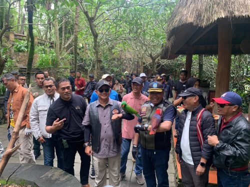Sekda NTB Lalu Gita Ariadi bersama PJ Gubernur NTB Hassanudin sedang mengunjungi kebun binatang Lombok Utara, Sabtu 01 Februari 2025. (Man)