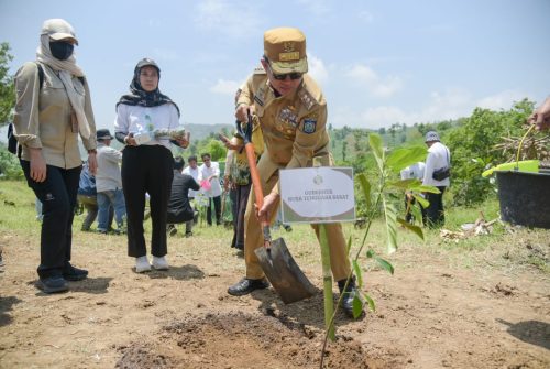 Pj Gubernur NTB Hassanudin menghadiri tanam serentak di lombok Tengah, Selasa 04 Februari 2025. (Man)