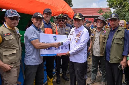 Pj Gubernur NTB Hassanudin menyerahkan secara langsung bantuan kepada korban banjir bandang di desa Nanga Wera Kabupaten Bima, Rabu 05 Februari 2025.(Man)