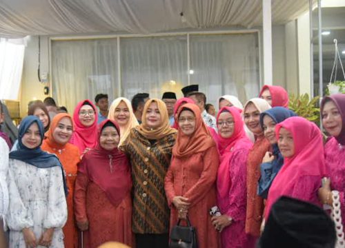 Wagub NTB Ummi Dinda bersilaturahmi perdana bersama kepala OPD lingkup Pemprov NTB serta masyarakat di kediamannya di lombok barat, Jumat 21 Februari 2025. (Man)
