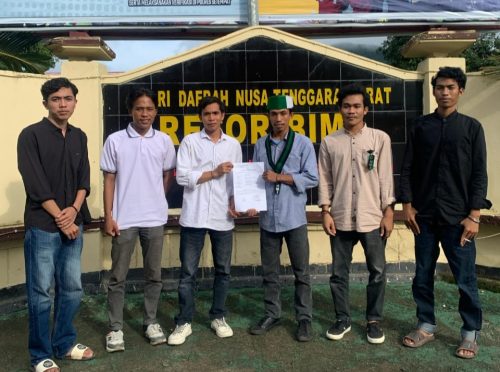 Ketua Umum HMI MPO Cabang Bima Arif Maulana bersama pengurus melaporkan salah satu pecatan kader HMI ke Polres Bima, Senin 24 Februari 2025. (Iba)