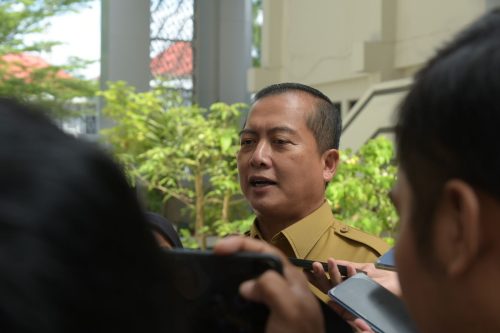 Gubernur NTB Lalu Muhammad Iqbal usai mengikuti zoom meeting di Command Center Kantor gubernur NTB, Selasa 4 Maret 2025.(Man)